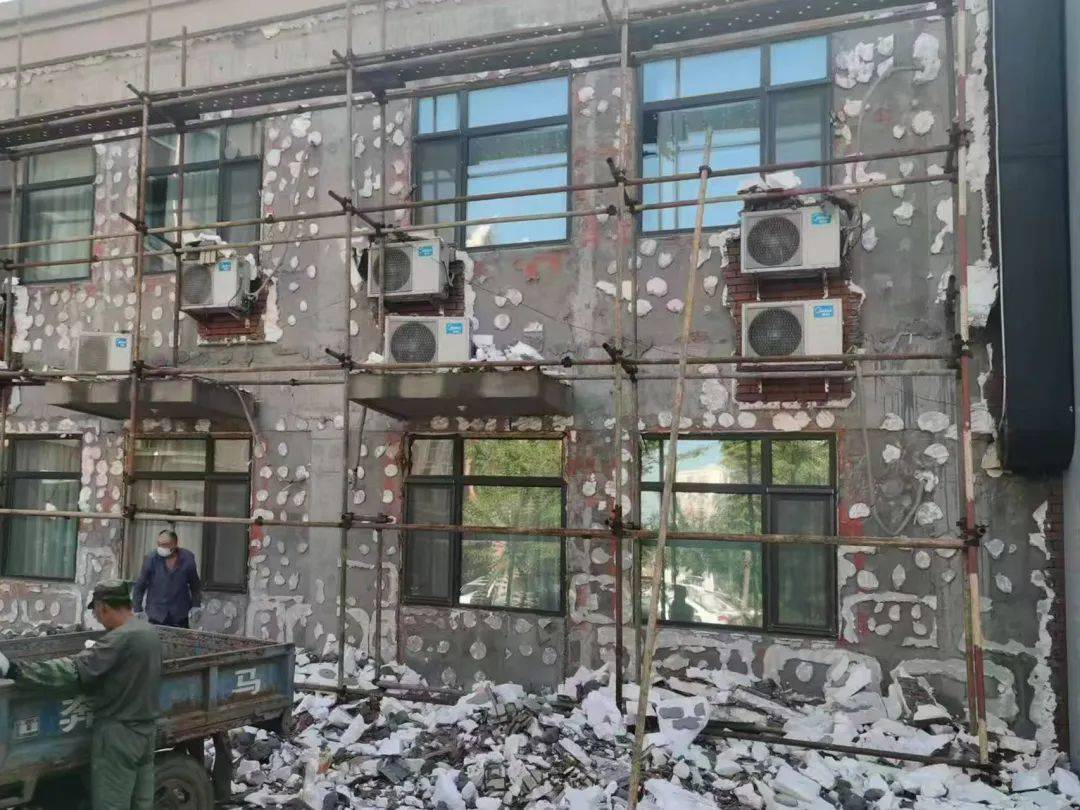 佳木斯市扎實開展違規(guī)建筑保溫材料拆除推動整治行動縱深開展（第二期）:保溫材料